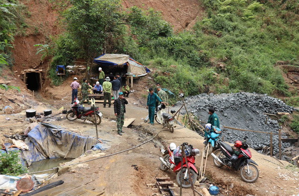 Hầm sập, 2 người khai thác vàng trái phép thoát chết trong gang tấc ảnh 1