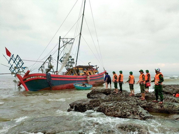 Quảng Trị: Cứu hộ kịp thời tàu cá và 10 tuyền viên gặp nạn trên biển ảnh 1