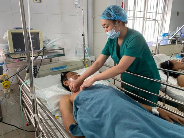 Cứu thành công 2 trường hợp vỡ túi phình động mạch chủ bụng ảnh 1