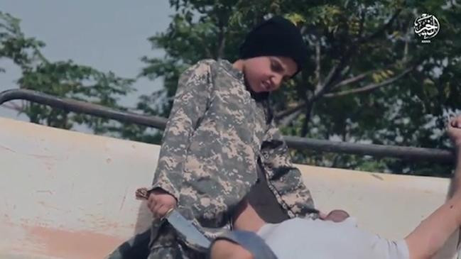 Sốc với video ghi cảnh chiến binh nhí của IS chặt đầu tù nhân ảnh 1