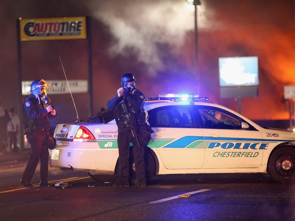 Hai đặc vụ của FBI bị bắn gần khu vực bất ổn Ferguson ảnh 1