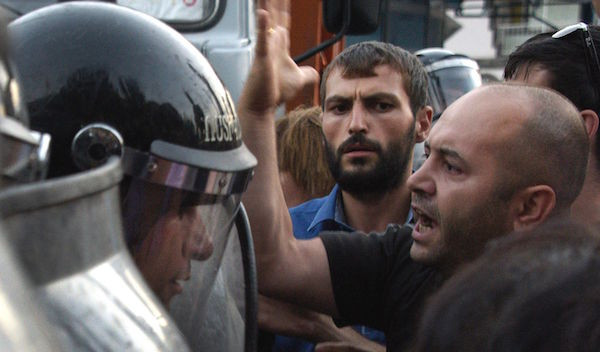 Hai thành viên nhóm vũ trang Armenia chiếm trụ sở cảnh sát ra đầu hàng ảnh 1