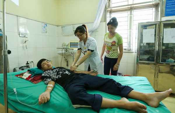 Đang trong giờ học, 11 học sinh bị đàn ong đốt phải nhập viện ảnh 1