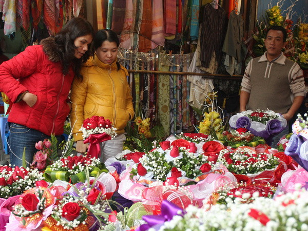 8/3: Hoa tươi vắng khách, quà tặng thiết thực đắt hàng ảnh 1