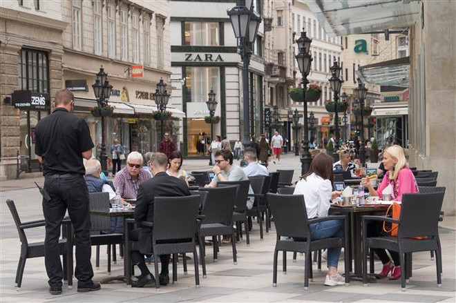 Khách hàng dùng bữa tại một nhà hàng ở Budapest, Hungary. (Ảnh: THX/TTXVN) Hungary kêu gọi EU đảm bảo công bằng trong gói cứu trợ kinh tế ảnh 1