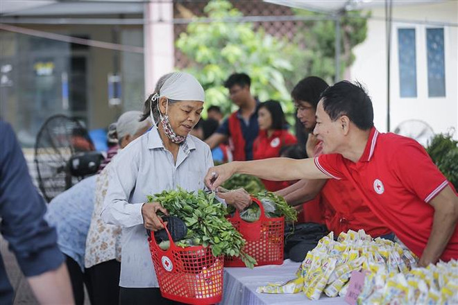 Niềm vui của người dân nghèo khi được mua sắm tại phiên chợ nhân đạo. (Ảnh: Trọng Đạt/TTXVN) Trên 434 tỷ đồng hỗ trợ hơn 562.000 lượt người trong Tháng Nhân đạo ảnh 1