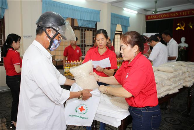 Người dân mua hàng tại Chợ Nhân đạo. (Ảnh: Hồ Cầu/TTXVN) Trên 434 tỷ đồng hỗ trợ hơn 562.000 lượt người trong Tháng Nhân đạo ảnh 2
