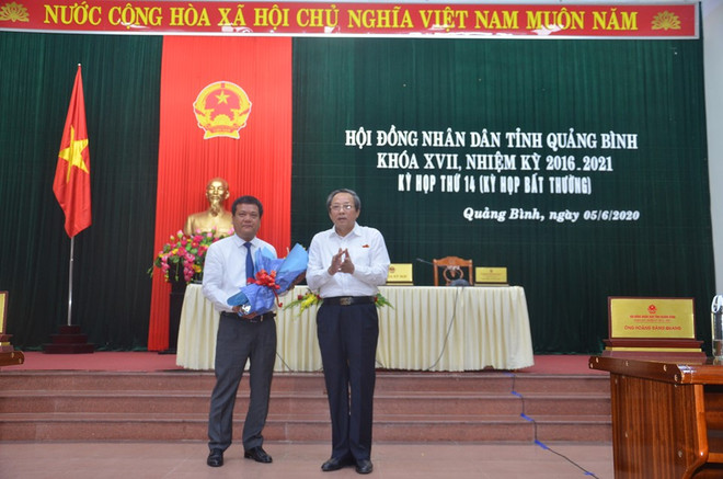 Bí thư Tỉnh ủy Quảng Bình Hoàng Đăng Quang (phải) chúc mừng tân Phó Chủ tịch UBND tỉnh Trần Phong. (Nguồn: baochinhphu.vn) Phê chuẩn kết quả bầu bổ sung Phó Chủ tịch UBND tỉnh Quảng Bình ảnh 1