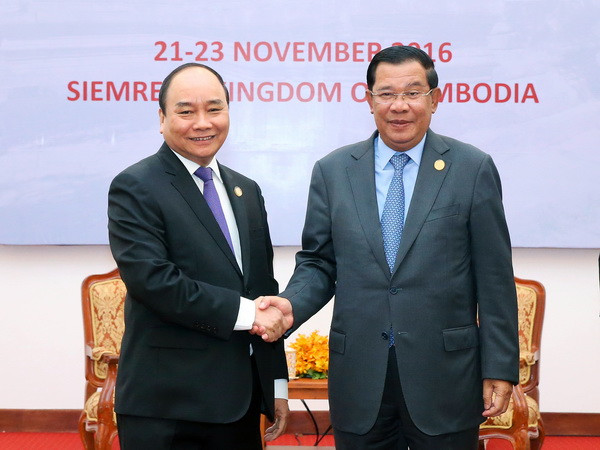 Thủ tướng Chính phủ Nguyễn Xuân Phúc hội đàm Thủ tướng Vương quốc Campuchia Samdech Hun Sen. (Ảnh: Thống Nhất/TTXVN) Lãnh đạo Việt Nam-Campuchia muốn sớm hoàn thành phân giới cắm mốc ảnh 1