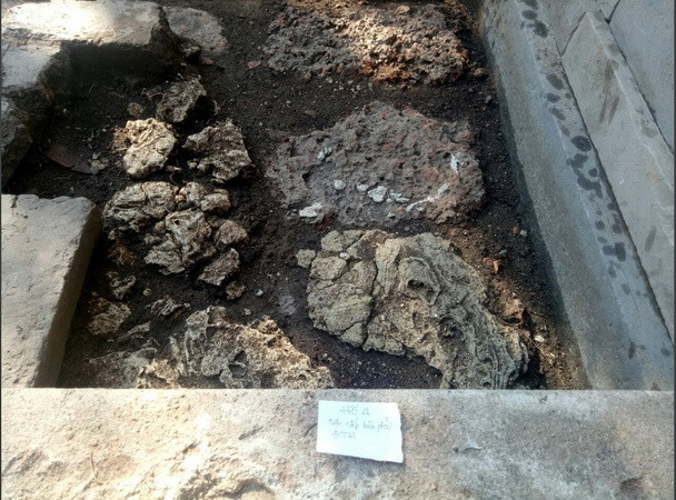 Xuất lộ hệ thống đá ong bó vỉa sát nền móng điện Thái Hòa ảnh 1