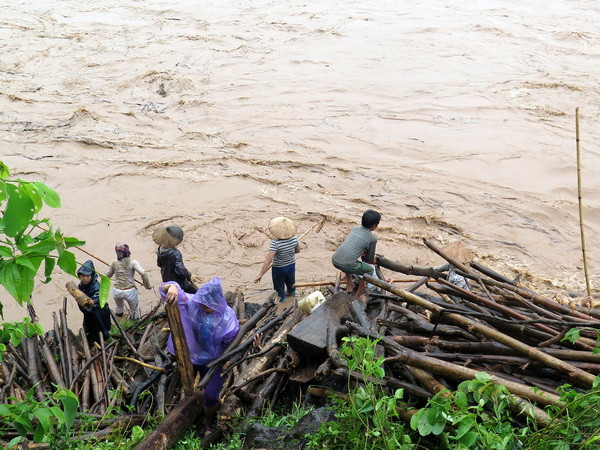 Điện Biên đã tìm thấy thi thể cháu bé bị nước lũ cuốn trôi ảnh 1