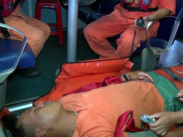 Kịp thời đưa thuyền trưởng bị bệnh trên biển về đất liền điều trị ảnh 1