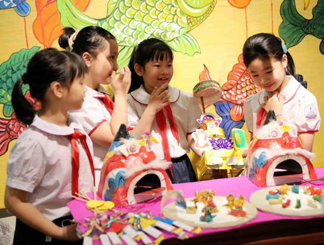 [Photo] Học sinh Thủ đô trải nghiệm làm đồ chơi Trung Thu truyền thống ảnh 4