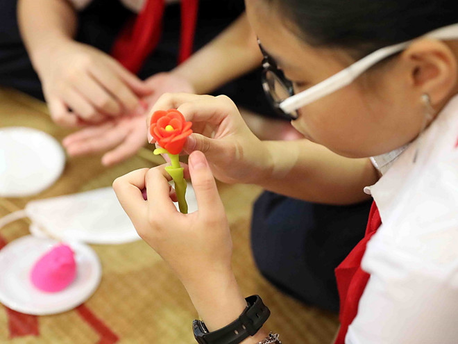 [Photo] Học sinh Thủ đô trải nghiệm làm đồ chơi Trung Thu truyền thống ảnh 2