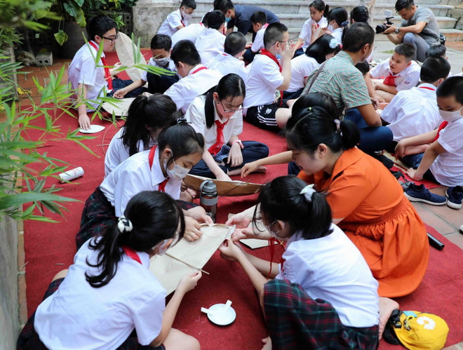 [Photo] Học sinh Thủ đô trải nghiệm làm đồ chơi Trung Thu truyền thống ảnh 7