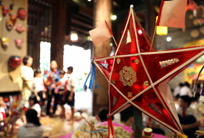 [Photo] Học sinh Thủ đô trải nghiệm làm đồ chơi Trung Thu truyền thống ảnh 6