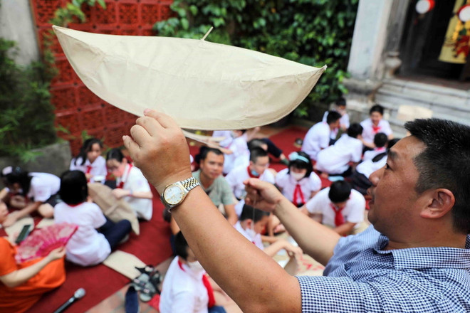 [Photo] Học sinh Thủ đô trải nghiệm làm đồ chơi Trung Thu truyền thống ảnh 5