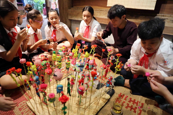 [Photo] Học sinh Thủ đô trải nghiệm làm đồ chơi Trung Thu truyền thống ảnh 9