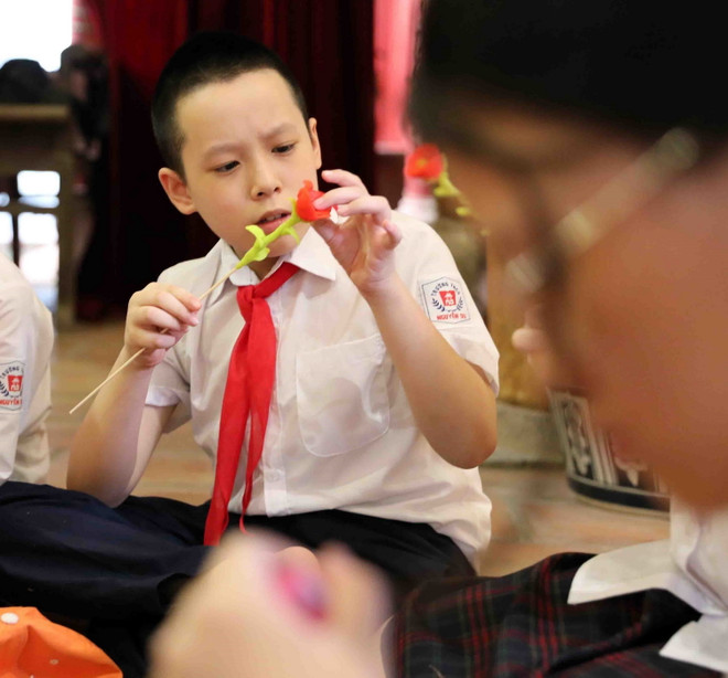 [Photo] Học sinh Thủ đô trải nghiệm làm đồ chơi Trung Thu truyền thống ảnh 11