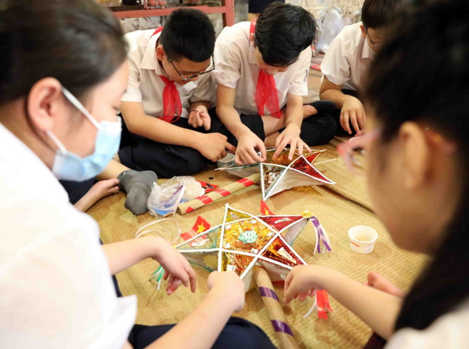 [Photo] Học sinh Thủ đô trải nghiệm làm đồ chơi Trung Thu truyền thống ảnh 10