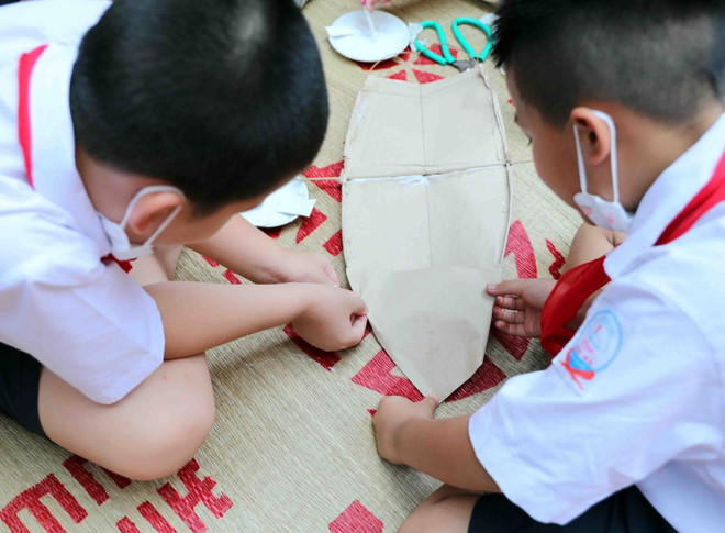 [Photo] Học sinh Thủ đô trải nghiệm làm đồ chơi Trung Thu truyền thống ảnh 1