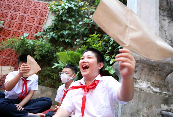 [Photo] Học sinh Thủ đô trải nghiệm làm đồ chơi Trung Thu truyền thống ảnh 8