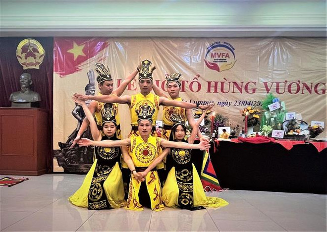 Câu lạc bộ Thanh niên Việt Nam tại Malaysia trong tiết mục múa "Hào khí Việt Nam." (Ảnh: Hằng Linh/TTXVN) Cộng đồng người Việt Nam tại Malaysia long trọng giỗ Tổ Hùng Vương ảnh 4