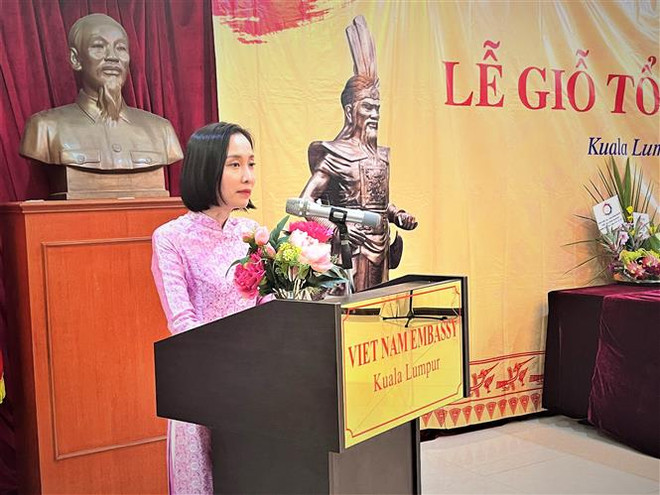 Đại biện Đại sứ quán Việt Nam tại Malaysia Nguyễn Thị Ngọc Anh phát biểu tại Lễ giỗ Tổ. (Ảnh: Hằng Linh/TTXVN) Cộng đồng người Việt Nam tại Malaysia long trọng giỗ Tổ Hùng Vương ảnh 2