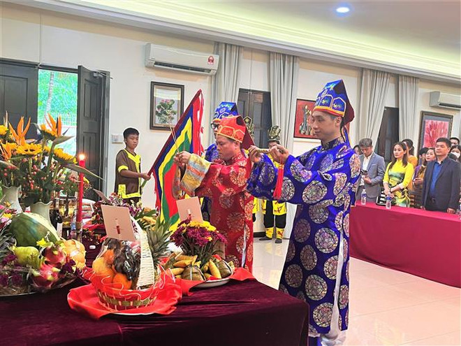 Nghi lễ dâng hương vua Hùng. (Ảnh: Hằng Linh/TTXVN) Cộng đồng người Việt Nam tại Malaysia long trọng giỗ Tổ Hùng Vương ảnh 1
