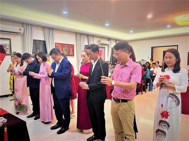 Đại diện cho các cán bộ, nhân viên Đại sứ quán và gia đình dâng hương vua Hùng. (Ảnh: Hằng Linh/TTXVN) Cộng đồng người Việt Nam tại Malaysia long trọng giỗ Tổ Hùng Vương ảnh 3