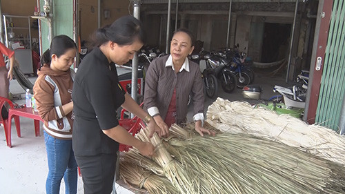 Mô hình đan nón bàng tại xã Mỹ Tịnh An. (Nguồn: Cổng thông tin điện tử tỉnh Tiền Giang) Xuất khẩu hàng tiểu thủ công nghiệp mang về cho Tiền Giang 5 triệu USD ảnh 1