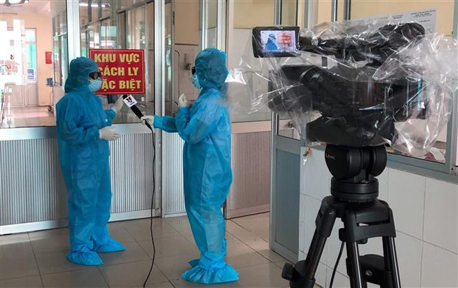 Những nữ phóng viên và ''cuộc chiến'' ngay giữa tâm dịch COVID-19 ảnh 1