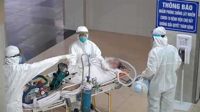 Vận chuyển BN8944 lên khu vực điều trị của Bệnh viện Chợ Rẫy. (Ảnh: TTXVN phát) Thành phố Hồ Chí Minh: Chiến sỹ công an mắc COVID-19 nặng đã hồi phục ảnh 1