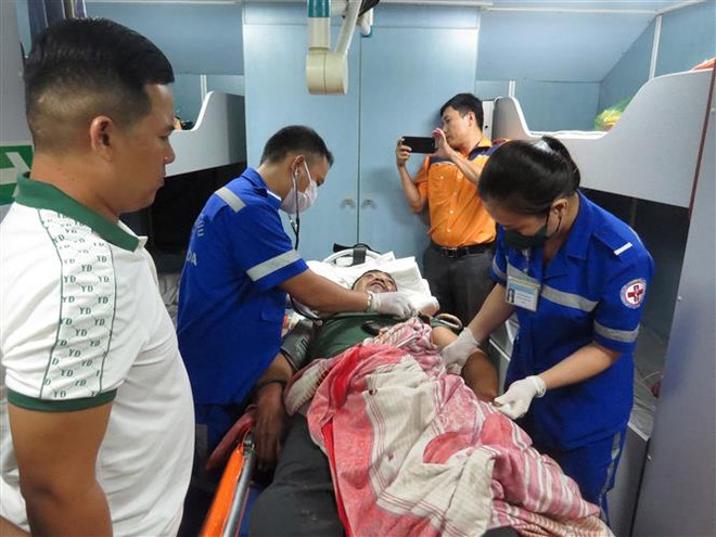 Khánh Hòa: Kịp thời đưa một thuyền viên Quảng Nam gặp nạn vào bờ ảnh 1