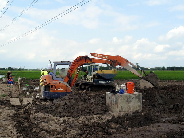 EVN ra thông cáo về móng cột điện làm bằng "bêtông trộn đất” ảnh 1