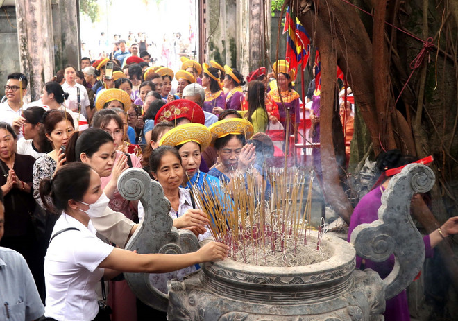 Nhân dân và du khách thập phương dâng hương tại Đền Mẫu. (Ảnh: Mai Ngoan/TTXVN) ttxvn_1804_pho hien (2).jpg