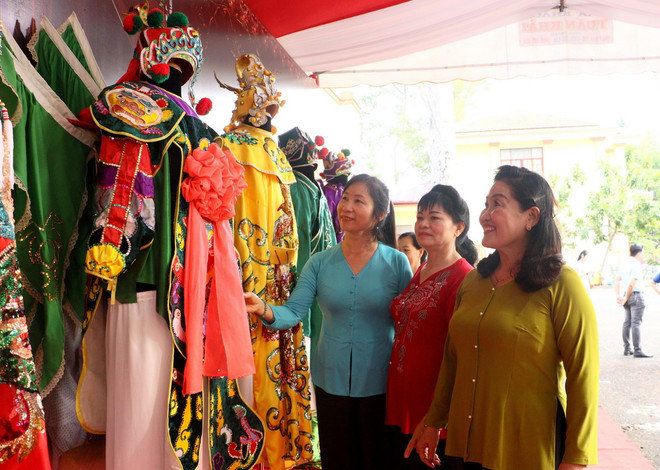 Người dân tham quan trưng bày trang phục của nghệ thuật hát bội. (Ảnh: Lê Thúy Hằng/TTXVN) ttxvn_1804_vinh long hat boi (2).jpg