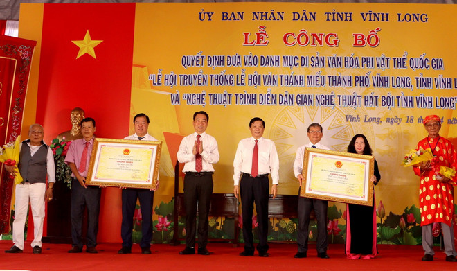 Trao Quyết định của Bộ Văn hóa, Thể thao và Du lịch công nhận hai Di sản văn hóa phi vật thể quốc gia. (Ảnh: Lê Thúy Hằng/TTXVN) ttxvn_1804_vinh long hat boi (3).jpg