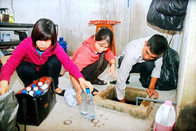 Ninh Bình lấy mẫu xét nghiệm “sinh vật lạ” trong nước sinh hoạt ảnh 1