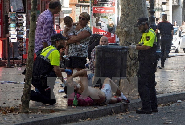 Thế giới tiếp tục lên án vụ tấn công bằng xe tải tại Barcelona ảnh 1