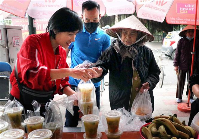 Những suất cơm trưa ấm áp tình người ở Thành phố Hoa phượng đỏ ảnh 3