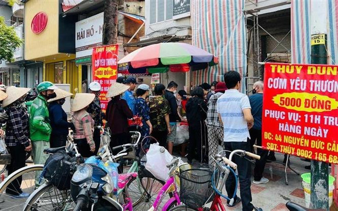 Những suất cơm trưa ấm áp tình người ở Thành phố Hoa phượng đỏ ảnh 1