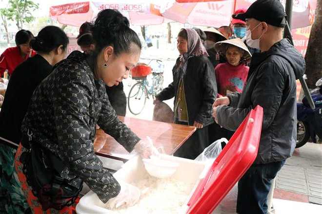 Những suất cơm trưa ấm áp tình người ở Thành phố Hoa phượng đỏ ảnh 2