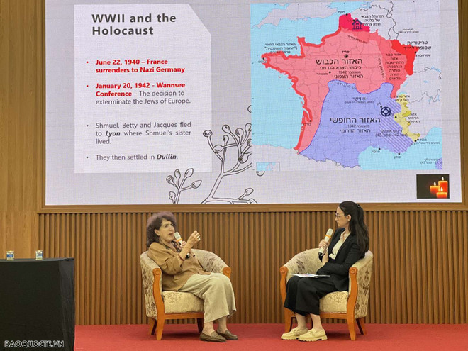 Bà Betty Eppel (trái), nạn nhân Do Thái còn sống sót sau thảm họa Holocaust chia sẻ câu chuyện của mình. (Nguồn: Báo Quốc tế) Lễ tưởng niệm các nạn nhân trong nạn diệt chủng Holocaust ảnh 2