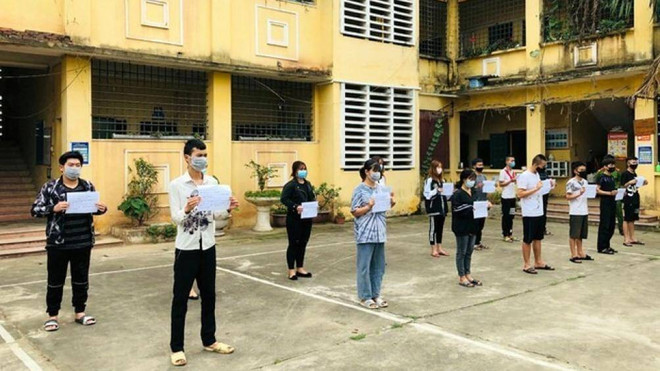 15 quái xế bị tạm giữ tại cơ quan công an. (Nguồn: atgt.vn) Tạm giữ 15 đối tượng dưới 18 tuổi tụ tập đua xe trái phép ảnh 1