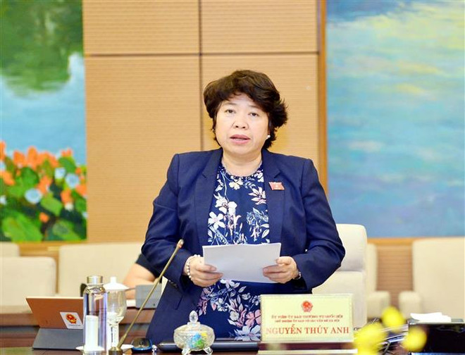Chủ nhiệm Ủy ban Về các vấn đề xã hội của Quốc hội Nguyễn Thúy Anh trình bày báo cáo thẩm tra. (Ảnh: Trọng Đức/TTXVN) Không đưa người lao động ra nước ngoài làm những công việc phổ thông ảnh 2