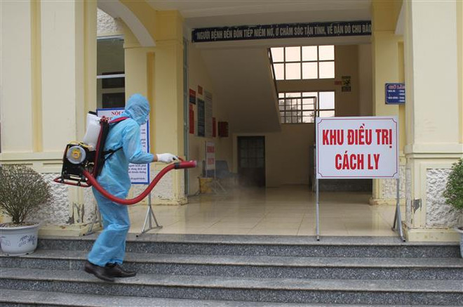 Bệnh viện Đa khoa huyện Nho Quan làm công tác khử trùng ngay sau khi bệnh nhân 228 xuất viện. (Ảnh: Hải Yến/TTXVN) Xây dựng khuyến cáo bảo vệ sức khỏe tâm thần cho người dân ảnh 1