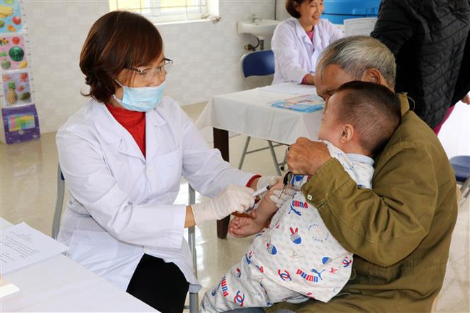Cán bộ y tế tiêm phòng cho trẻ. (Ảnh: Nguyễn Lành/TTXVN) Giám đốc Bệnh viện Phổi TW: Vắcxin lao không có khả năng chặn COVID-19 ảnh 1