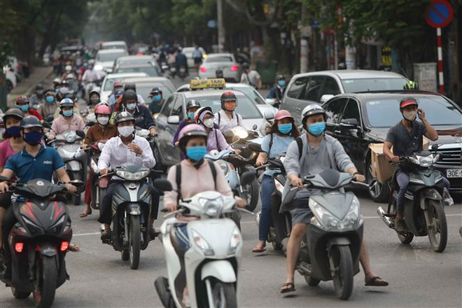 Người và phương tiện giao thông di chuyển khá đông cuối chiều 20/4 tại Hà Nội. (Ảnh: Thanh Tùng/TTXVN) Hà Nội vẫn hạn chế tập trung đông người, ngừa nguy cơ lây nhiễm ảnh 1