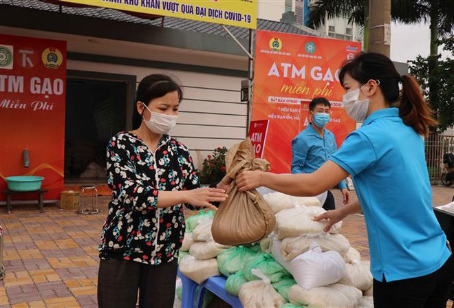 'ATM gạo' đến với những hoàn cảnh khó khăn tại Bắc Ninh và Đồng Tháp ảnh 2
